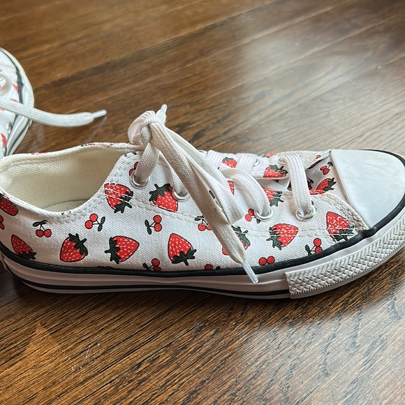 Converse strawberry sneakers - Picture 8 of 12